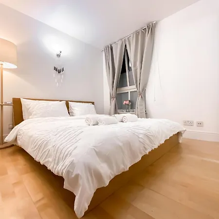 Lovely 1 Bedroom With Hottub, Sauna, Gym London