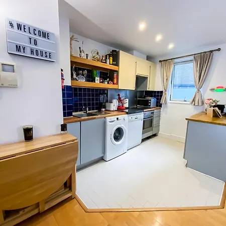 Lovely 1 Bedroom With Hottub, Sauna, Gym Apartment London