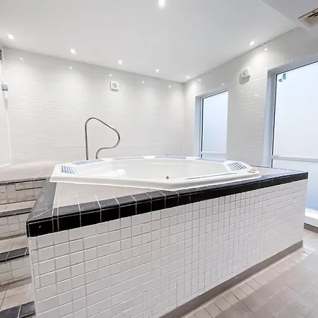 Apartment Lovely 1 Bedroom With Hottub, Sauna, Gym London
