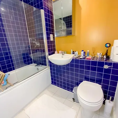 Lovely 1 Bedroom With Hottub, Sauna, Gym Apartment London