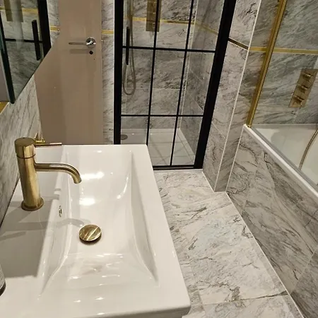 Apartment Stylish New 2 Bedroom *