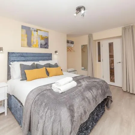Modern 1 Bed Apartment, Own Garden!
