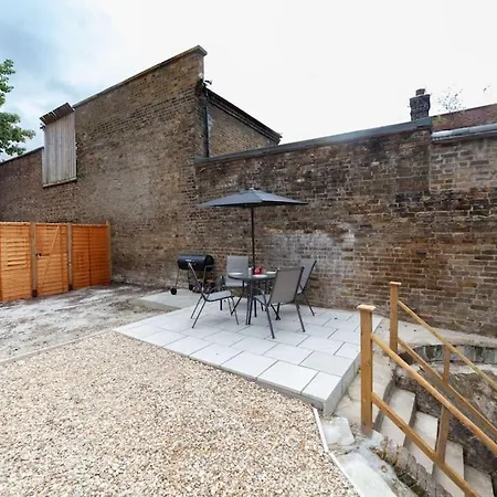 Apartment Modern 1 Bed Apartment, Own Garden!