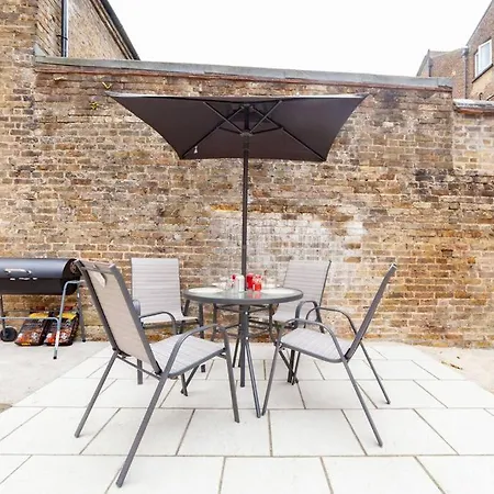 Modern 1 Bed Apartment, Own Garden! London