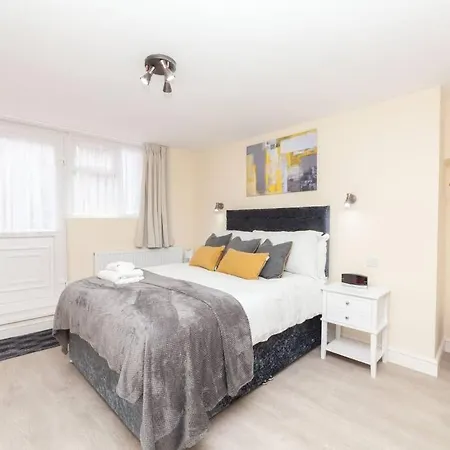 Apartment Modern 1 Bed Apartment, Own Garden!