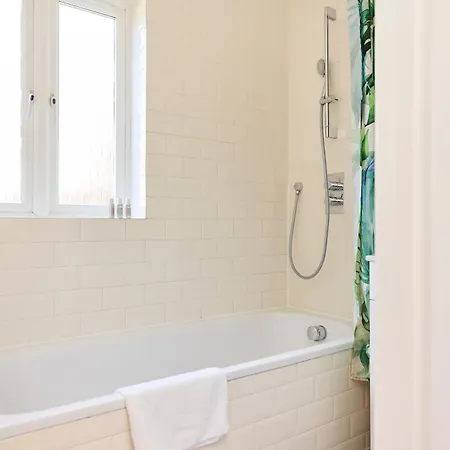 The Brunswick Retreat - Warm 3bdr Flat With Balcony * London