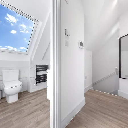 Rockstar Greyz - Sleeps 7 - The Hyde