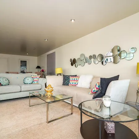 Fabulous 3 Bed In Vauxhall Apartment London