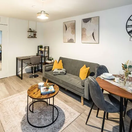 Family-friendly 1-bedroom In Apartment London