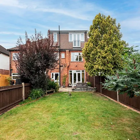 Spacious 4-bed House Direct Link To Pass The Keys Holiday home