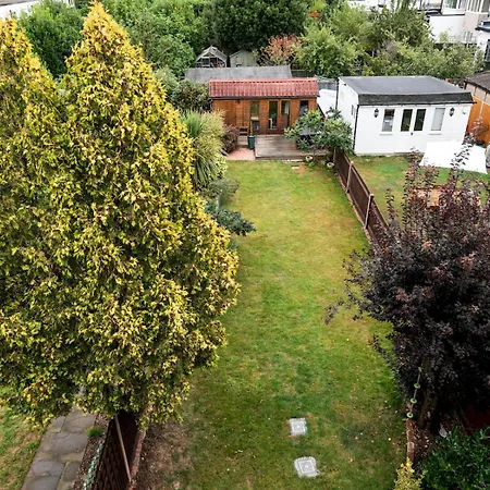 Holiday home Spacious 4-bed House Direct Link To Pass The Keys