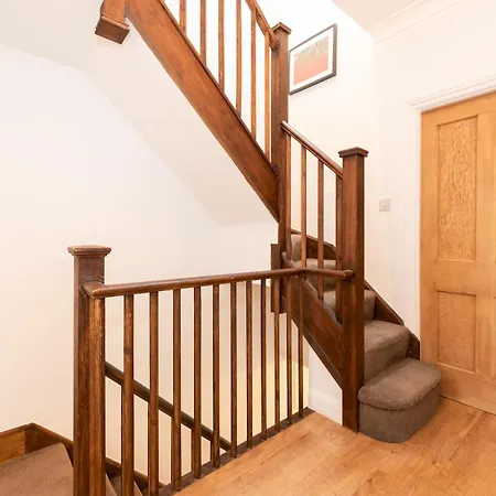 Spacious 4-bed House Direct Link To Pass The Keys