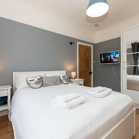 Spacious 4-bed House Direct Link To Pass The Keys Holiday home *