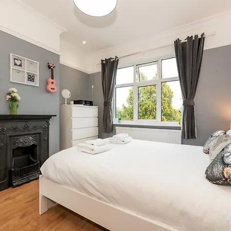 Spacious 4-bed House Direct Link To Pass The Keys *