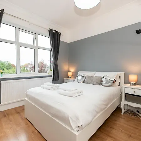Spacious 4-bed House Direct Link To Pass The Keys