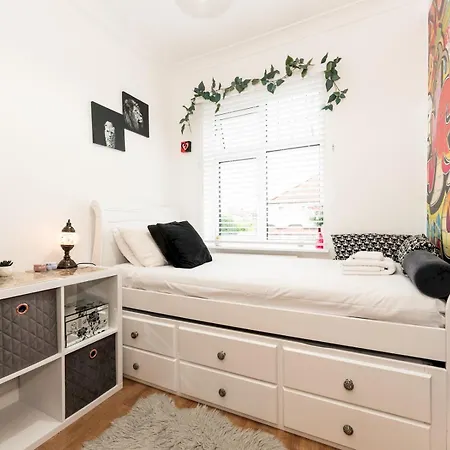 Spacious 4-bed House Direct Link To Pass The Keys London