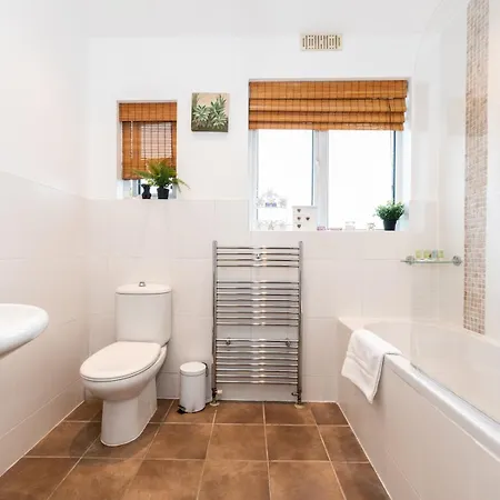 Spacious 4-bed House Direct Link To Pass The Keys