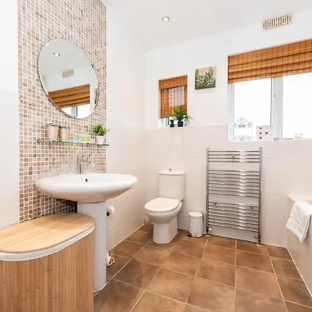Holiday home Spacious 4-bed House Direct Link To Pass The Keys