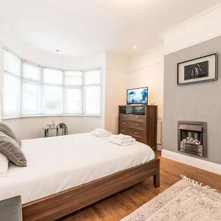 Holiday home Spacious 4-bed House Direct Link To Pass The Keys London
