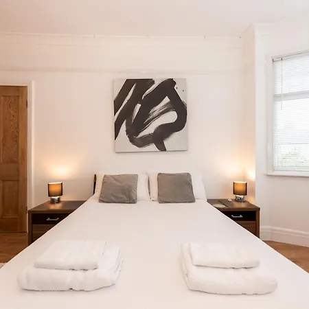 Spacious 4-bed House Direct Link To Pass The Keys *