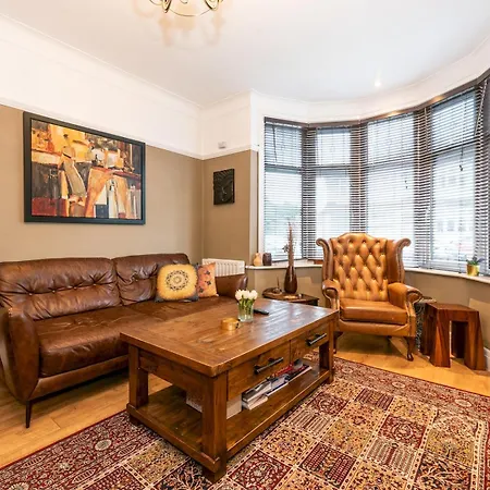 Spacious 4-bed House Direct Link To Pass The Keys * London