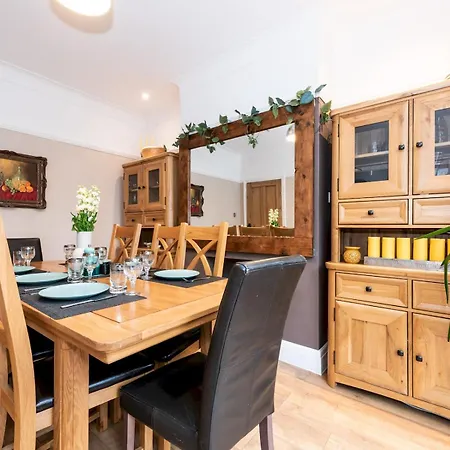 Spacious 4-bed House Direct Link To Pass The Keys Holiday home London