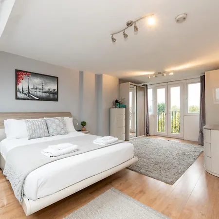 Holiday home Spacious 4-bed House Direct Link To Pass The Keys
