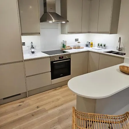 Apartment Stylish New 2 Bedroom *