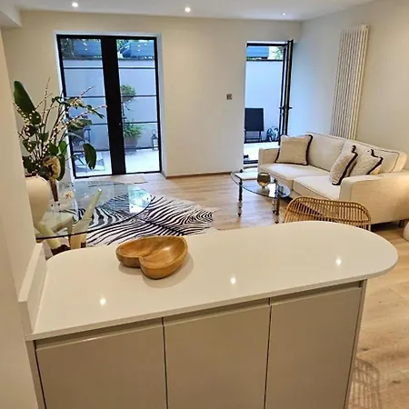 Stylish New 2 Bedroom * London