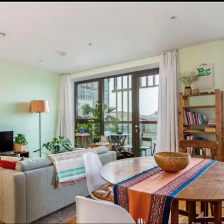 דירה Large One Bedroom With Balcony
