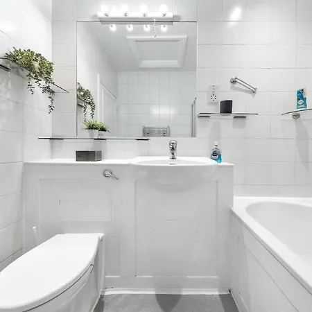 Spacious Sleep 11 With Terrace In Earls Court Ec99 *