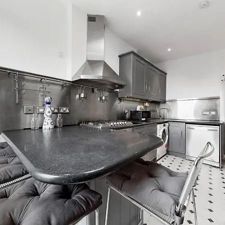 Apartment Spacious Sleep 11 With Terrace In Earls Court Ec99