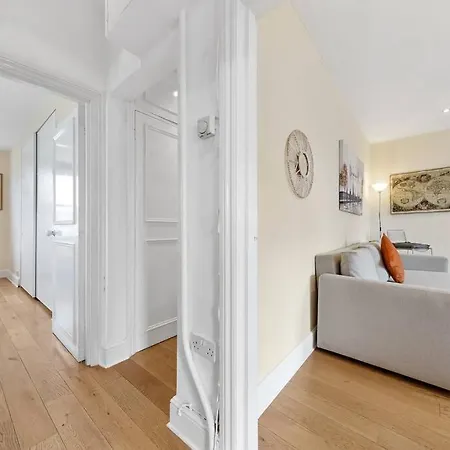 Spacious Sleep 11 With Terrace In Earls Court Ec99 *