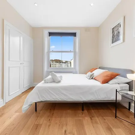 Apartment Spacious Sleep 11 With Terrace In Earls Court Ec99