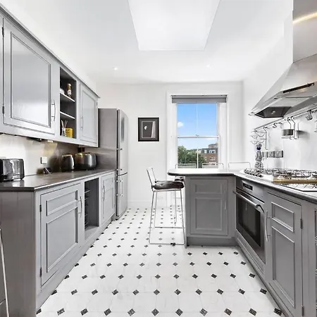 Spacious Sleep 11 With Terrace In Earls Court Ec99 Apartment London