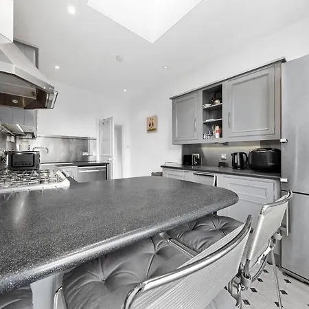 Apartment Spacious Sleep 11 With Terrace In Earls Court Ec99 London