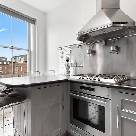 Apartment Spacious Sleep 11 With Terrace In Earls Court Ec99 London