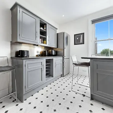 Apartment Spacious Sleep 11 With Terrace In Earls Court Ec99