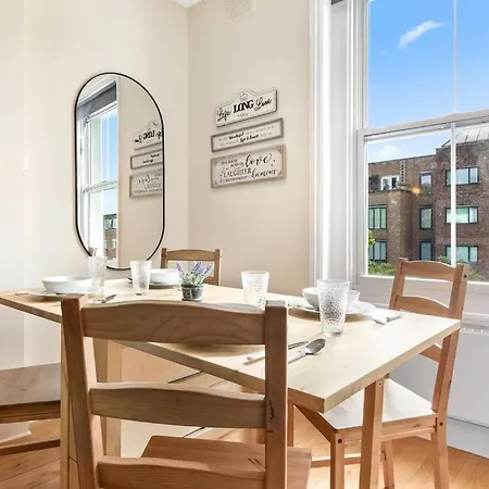 Apartment Spacious Sleep 11 With Terrace In Earls Court Ec99 London