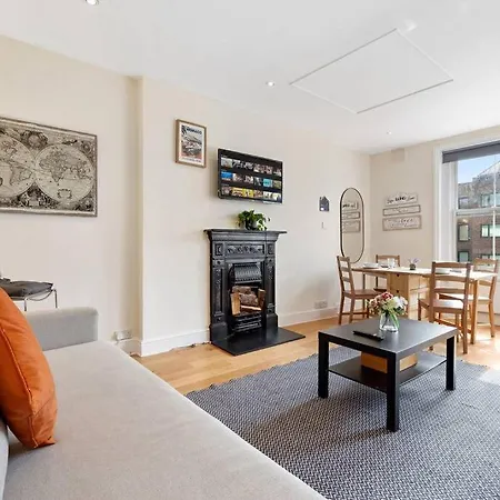Spacious Sleep 11 With Terrace In Earls Court Ec99 London