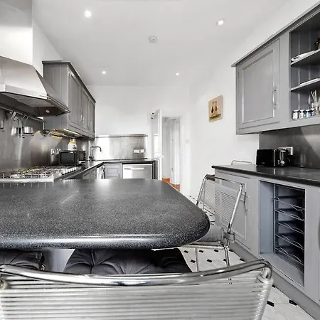 Apartment Spacious Sleep 11 With Terrace In Earls Court Ec99
