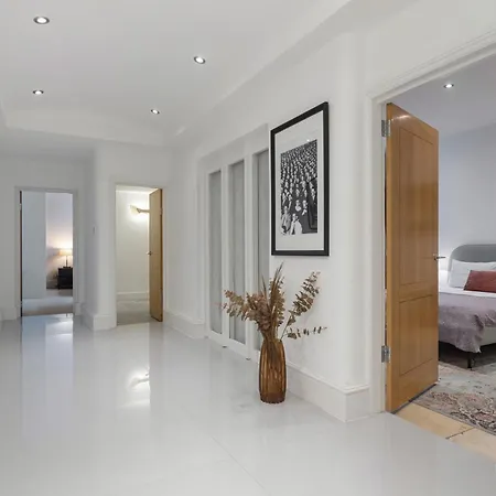 Heavenly Stays, Kensington, Luxurious 3-bd Oasis Apartment London