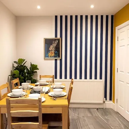 Charming Chalk Farm Apartment