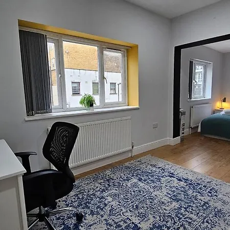 Charming Chalk Farm Apartment *
