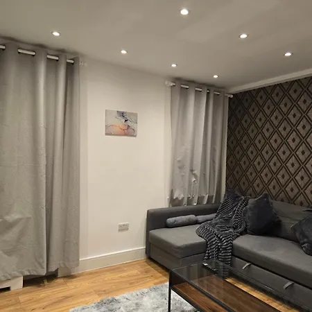 Cozy Step Away Hyde Park And Oxford Street Apartment