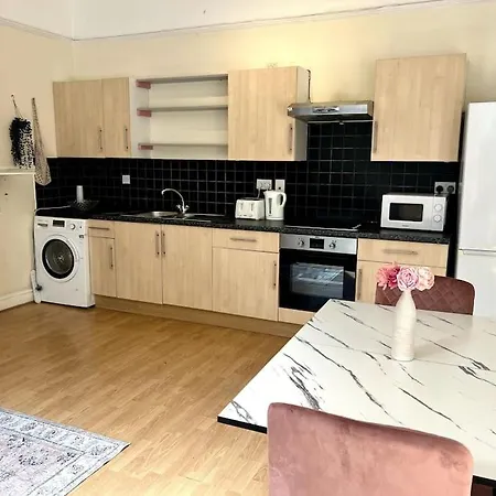 Spacious 2br Flat Near Hyde Park Apartment