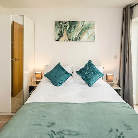 One Bedroom Near With Private Balcony Apartment London