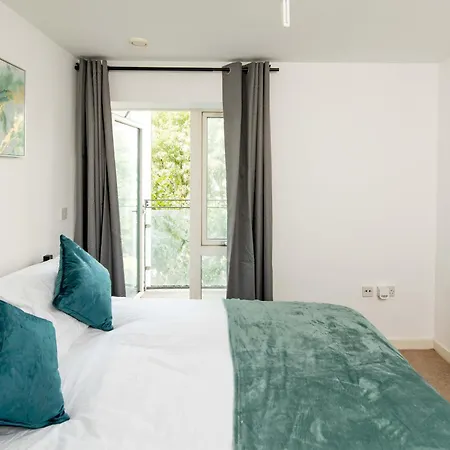 One Bedroom Near With Private Balcony London