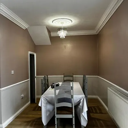5 Bed House Holiday home Ilford