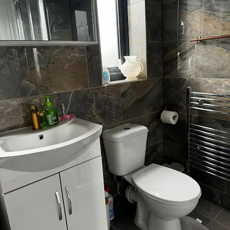 Holiday home 5 Bed House Ilford